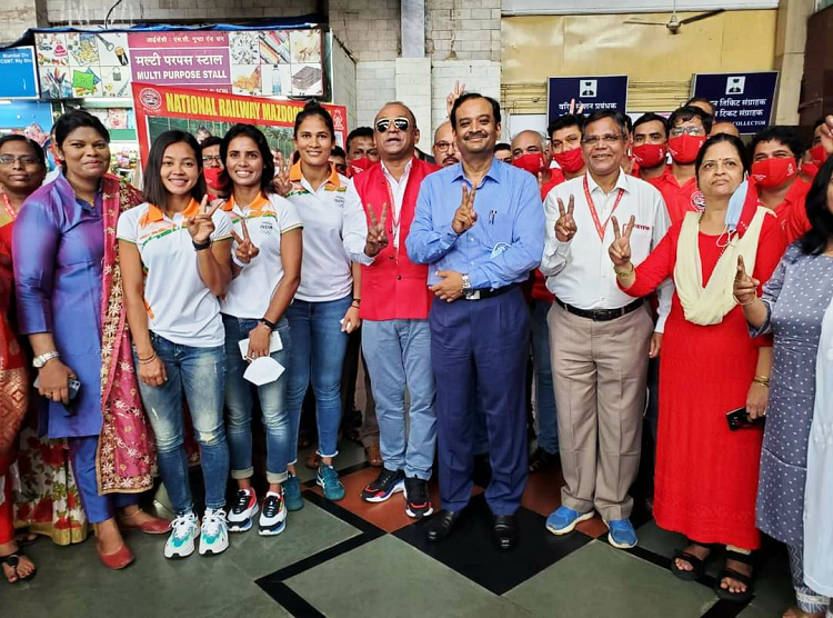 NRMU FELICITATE INDIAN WOMEN'S HOCKEY OLYMPIC TEAM PLAYERS OF CENTRAL RAILWAY WITH REAL GOLD MEDALS AND MEMENTOS ON 09.09.2021 AT CSMT