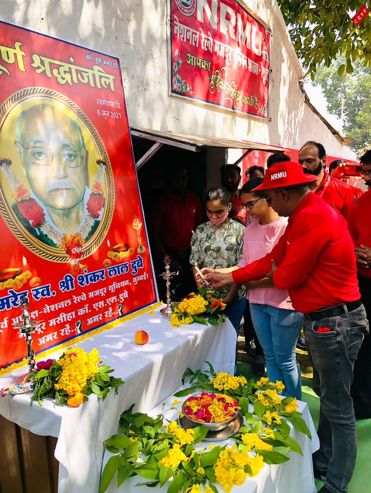 २२.10.२०२१ को बेतुल, नागपुर में महामंत्री कॉम. वेणु पी. नायर जी द्वारा दिवंगत कॉम. शंकरलाल दुबे जी को श्रद्धांजलि अर्पित कि गयी |