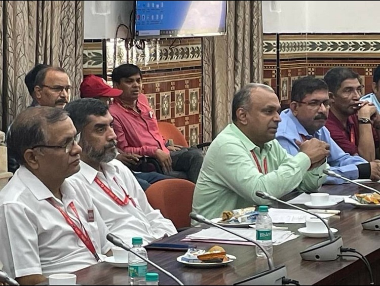 ON 13/15-04-22  MUMBAI DIVISION'S GOODS WORKING RELATED MEETING HELD BETWEEN C. RLY. ADMINISTRTATION ( PCPO,CPO(ADMIN),PCOM,PCEE,CEE(O),DRM,ADRM(O),ADRM(ADMIN),SR.DPO.SR.DOM.SR.DEE & SR.DME) AND NRMU DELEGATION LED BY GS COM. VENU P NAIR AND HQ OFFICE BEARERS AND LRS/TRS BRANCH MEMBERS AT DRM HALL AND GM MEETING HALL.