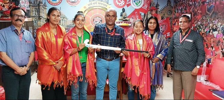 ON 02.09.2022 C.RLY. HOCKEY PLAYERS WHO PLAYED FOR THE NATION IN OLYMPIC AND RECENTLY HELD CWG GAMES VISITED NRMU (CR/KR) UNION HQ OFFICE AT MATUNGA AND HONOURED GS COM. VENU P. NAIR