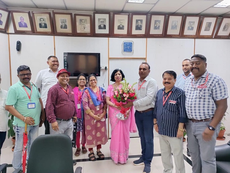 NRMU DELEGATION LED BY GS COM. VENU P NAIR VISITED PCMD/C.RLY. MEERA ARORA JI AND GREETED HER  WITH FLOWER BOUQUET ON 07.07.2023