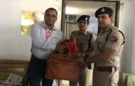 ON 07.07.2023 GS COM. VENU P. NAIR VISITED RPF OFFICE (MAIN LINE) CSMT AND HONOURED COMMANDANT PRACHI GURAM JI FOR HIS COMMANDABLE WORK AND ALSO MET SR. POLICE INSPECTOR CSMT SHRI VIJAY TAYADE