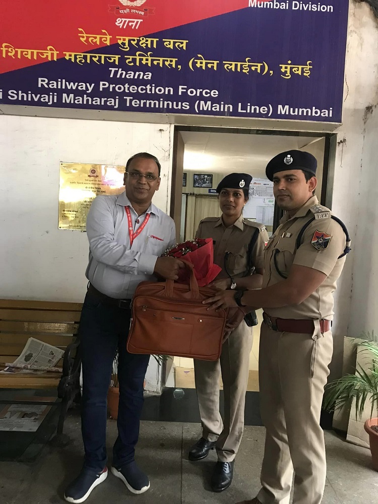 ON 07.07.2023 GS COM. VENU P. NAIR VISITED RPF OFFICE (MAIN LINE) CSMT AND HONOURED COMMANDANT PRACHI GURAM JI FOR HIS COMMANDABLE WORK AND ALSO MET SR. POLICE INSPECTOR CSMT SHRI VIJAY TAYADE