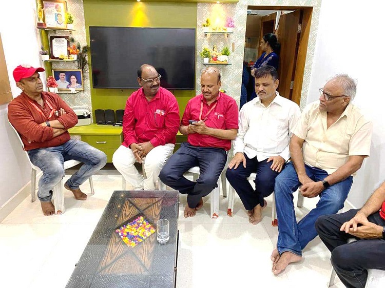 ON 25.07.2023 GS/NRMU(CR/KR) COM. VENU P. NAIR VISITED THE HOUSE OF LATE COM. M.K. KAPSE (EX-WCM/DELEGATE-CRECCS) AT NAGPUR AND EXPRESSED HIS CONDOLENCE.