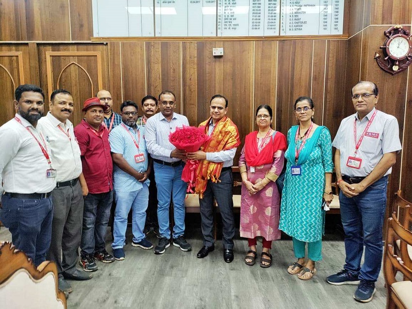 GS/NRMU(CR/KR) COM. VENU P NAIR AND UNION CADRE WELCOME NEW PCOM/C.RLY SHRI S. S. GUPTA  BY OFFERING HIM BOUQUET AND SHAWL ON 05.10.2023