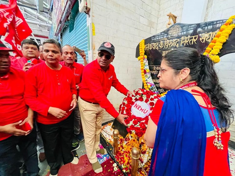 NRMU(CR/KR) PAID HOMAGE TO THE MARTYR'S OF 26/11 AT MUMBAI CSMT.